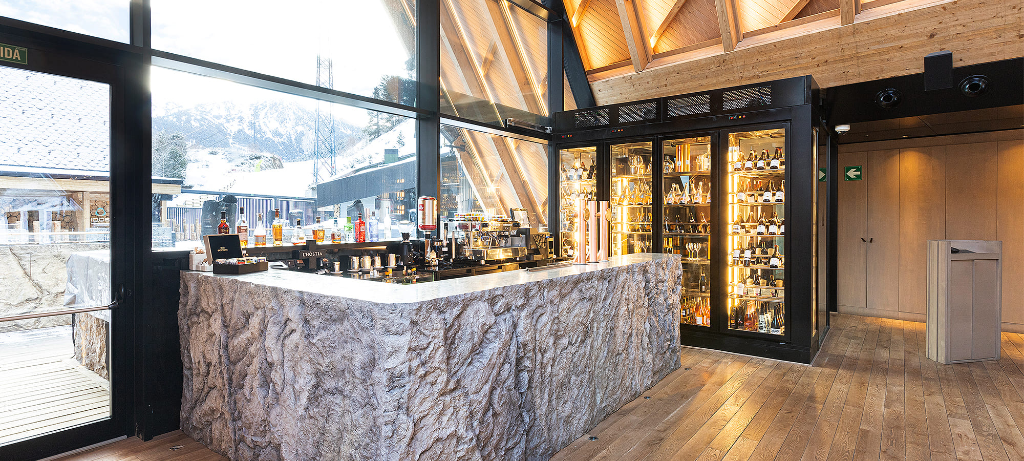Vinacoteca i barra de bar en Après Ski Abarset Andorra